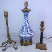 Oriental blue and white table lamp with brass footed base and fitting, H36cm,