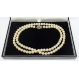 Single strand pearl necklace with hallmarked 9ct white gold clasp Condition Report