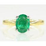 18ct gold oval emerald ring hallmarked Condition Report Approx 4.