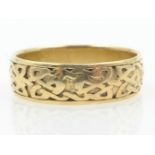 Gold Celtic patterned ring hallmarked 9ct Condition Report Size S-T approx 4.