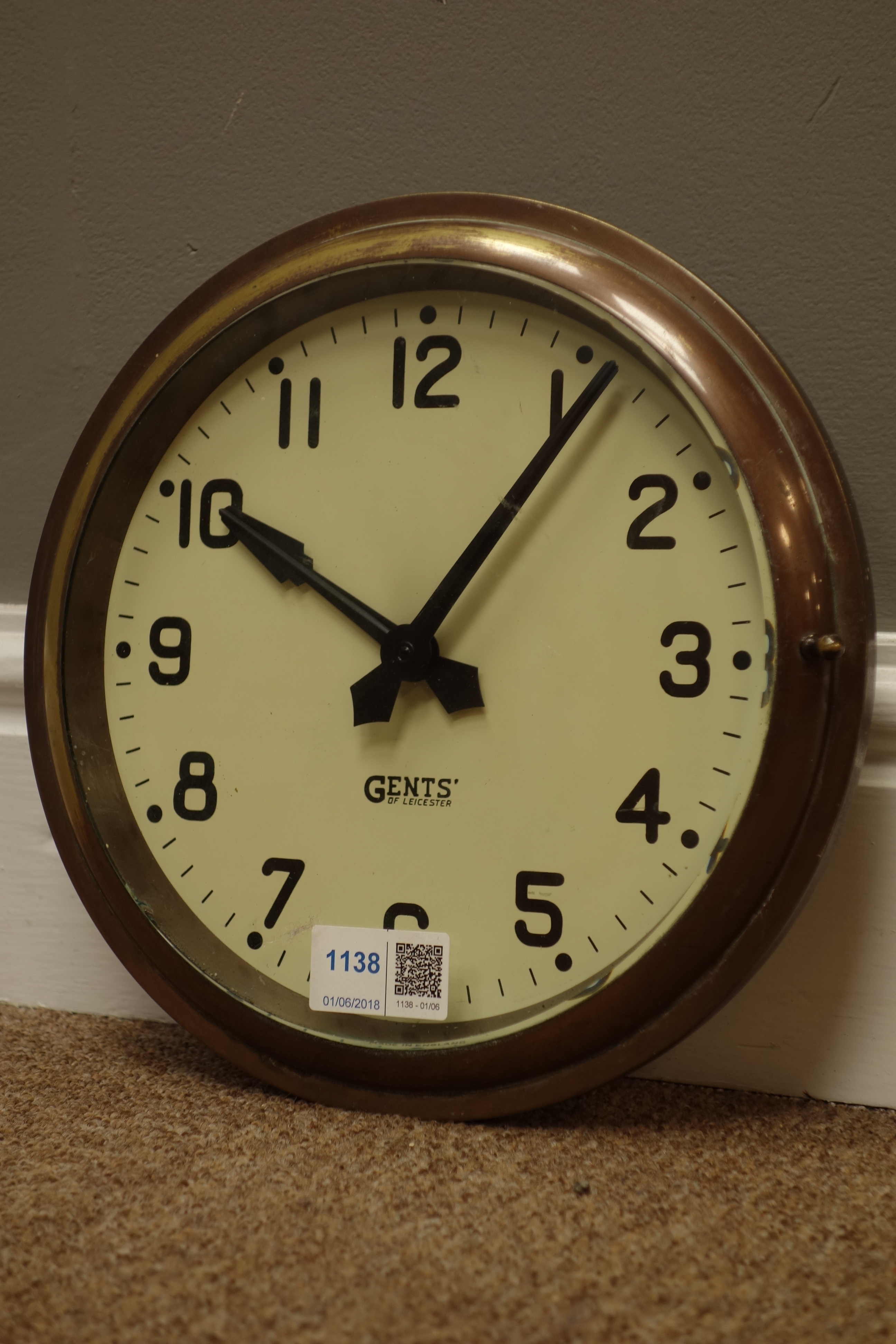 Gents' of Leicester electric clock, cream Arabic dial with bevelled glass & brass bezel,