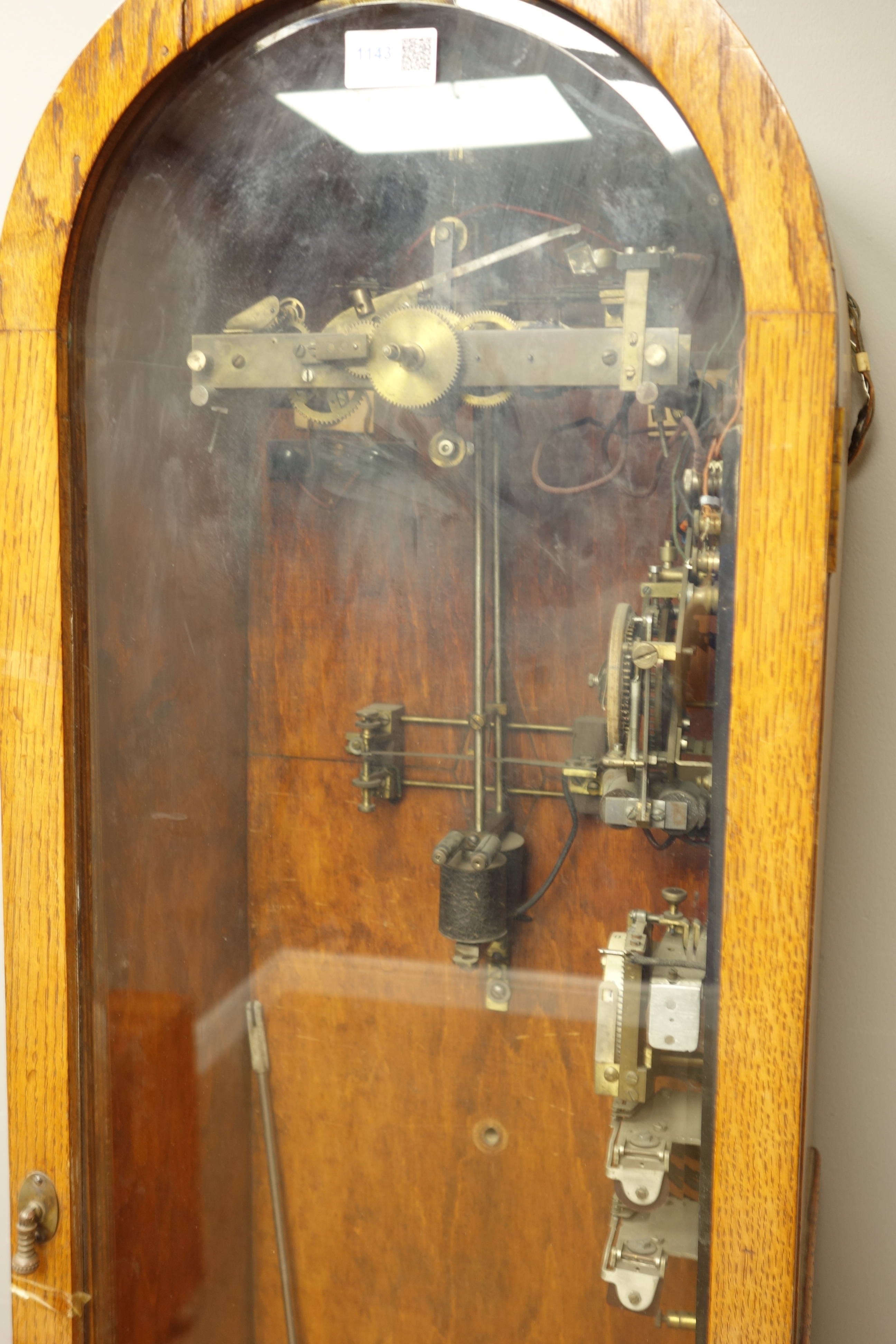 20th century electric clock, arched top with glazed door on bracket feet, with pendulum, - Bild 2 aus 2