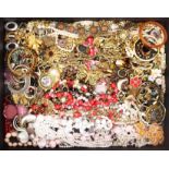 Collection of costume jewellery in one box Condition Report <a href='//www.
