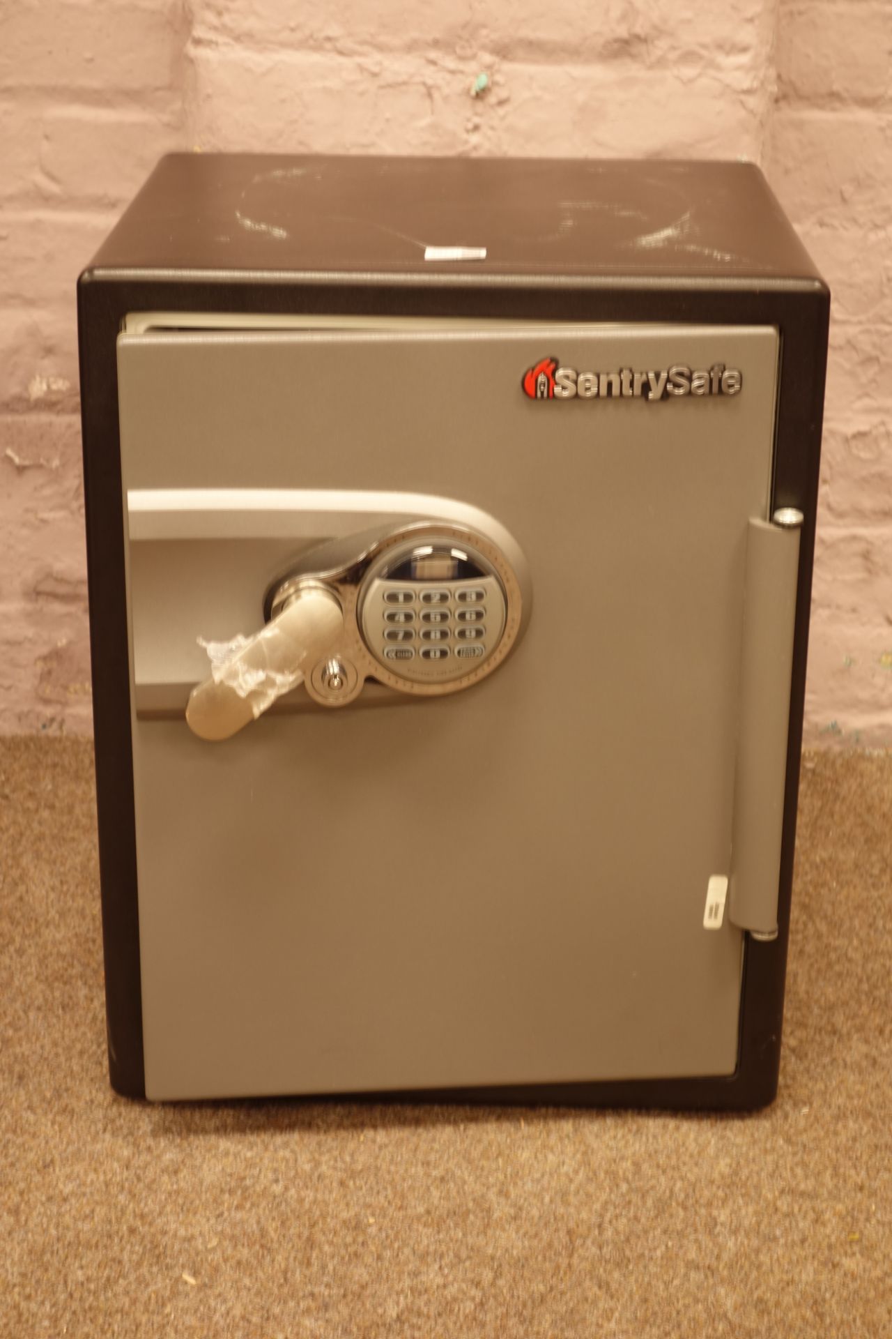 Sentry AV-81032 safe, with key lock and key pad, with key, W48cm, H60cm,