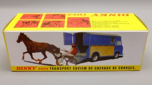 Dinky Atlas model: Transport Saviem De Chevaux De Courses,