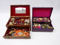 Collection of costume jewellery, including rings, bracelets, earrings, brooches,