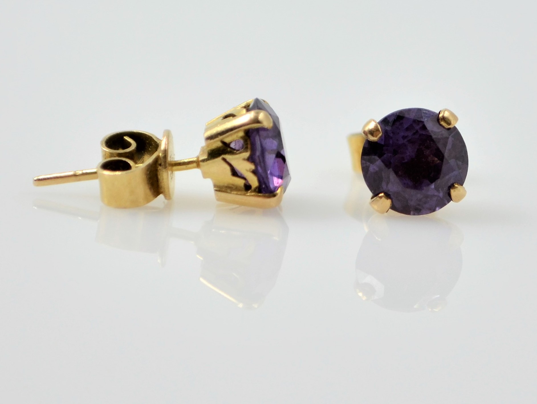 Large amethyst gold ring stamped 585 14K and pair matching ear-rings Condition Report - Image 3 of 3
