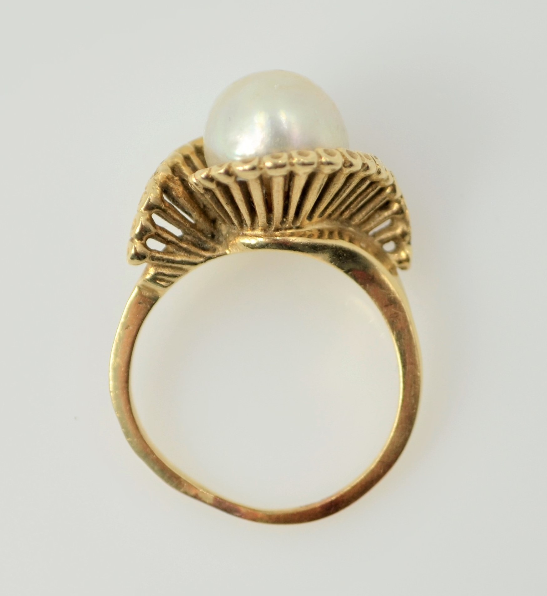 Pearl gold ring in open scroll setting tested to 9ct Condition Report size - Image 2 of 2