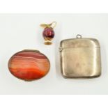 Gold mounted agate minature jug hallmarked 9ct, agate pill box,