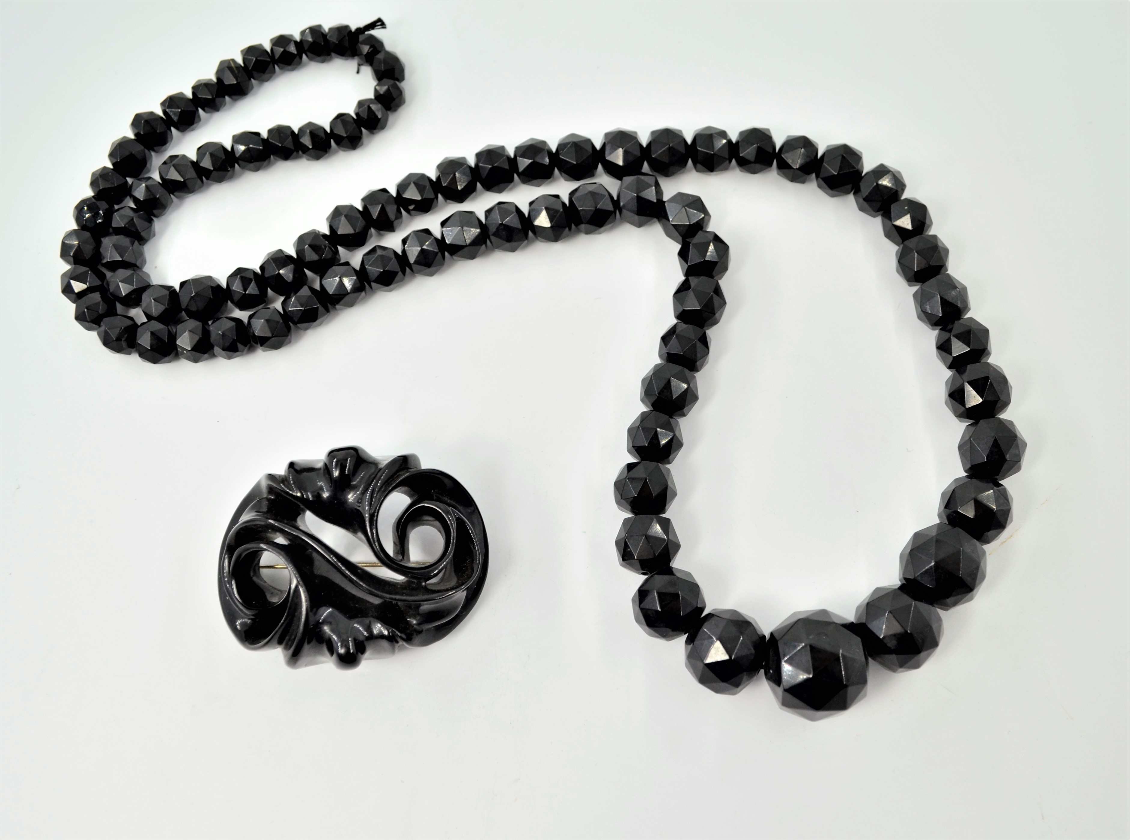 Victorian Whitby jet necklace approx 84cm & large brooch 6.