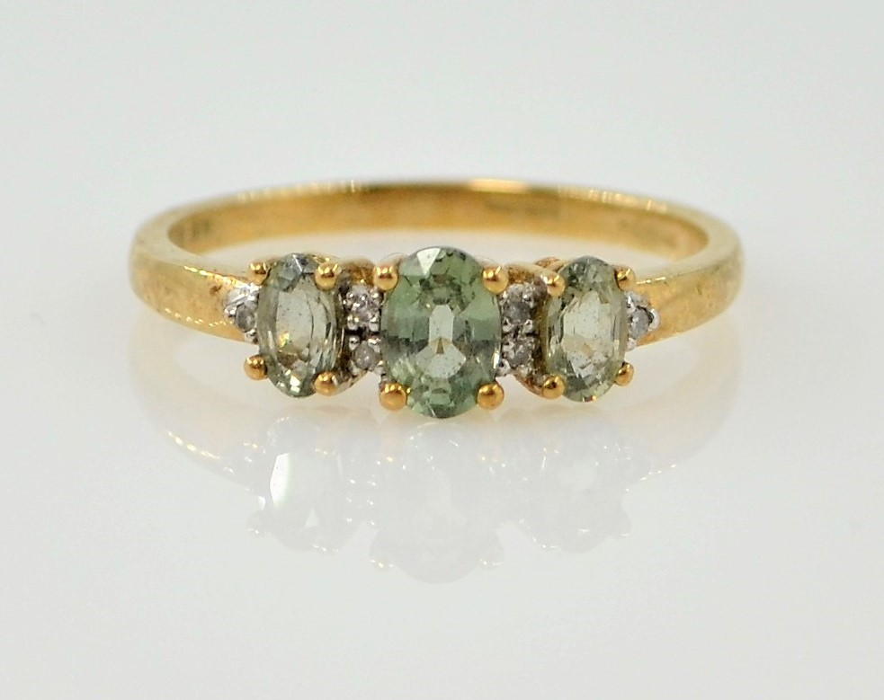 Peridot and diamond gold ring hallmarked 9ct Condition Report 2.