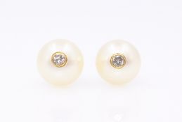 Pair of pearl gold stud ear-rings each set with a single diamond,