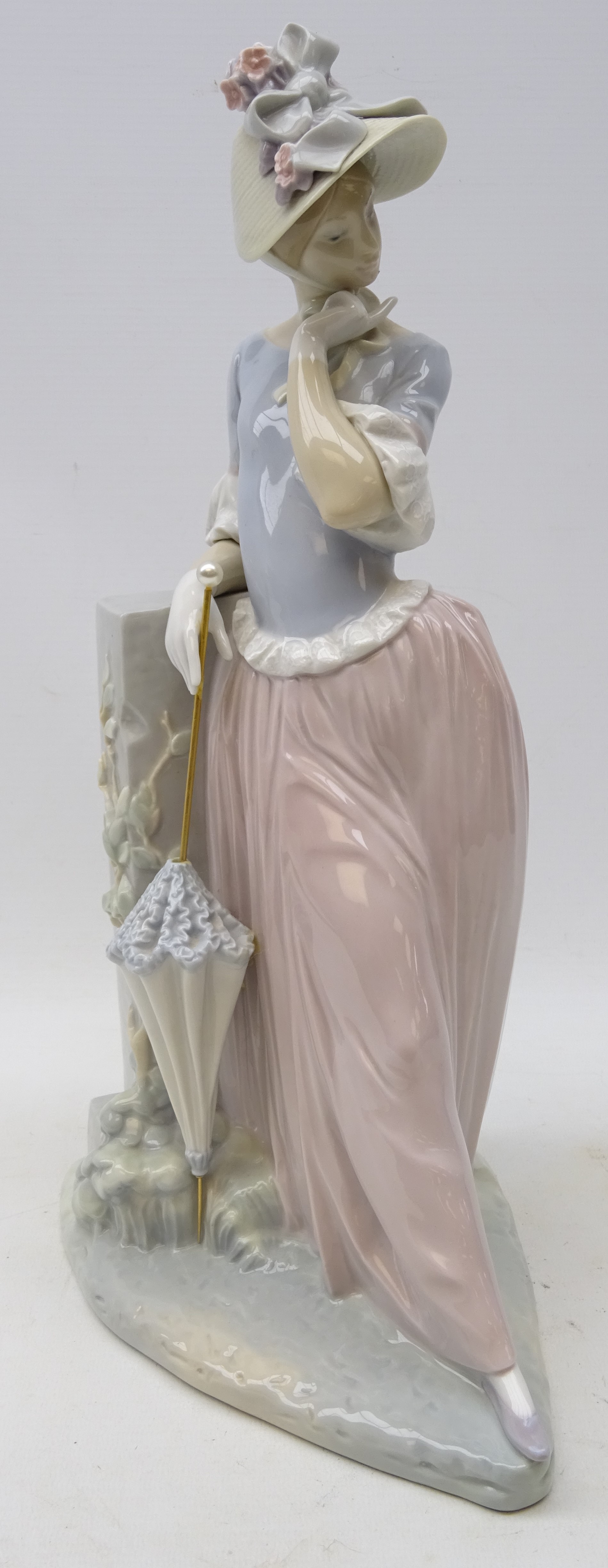 Large Lladro figure of a girl with umbrella, no.