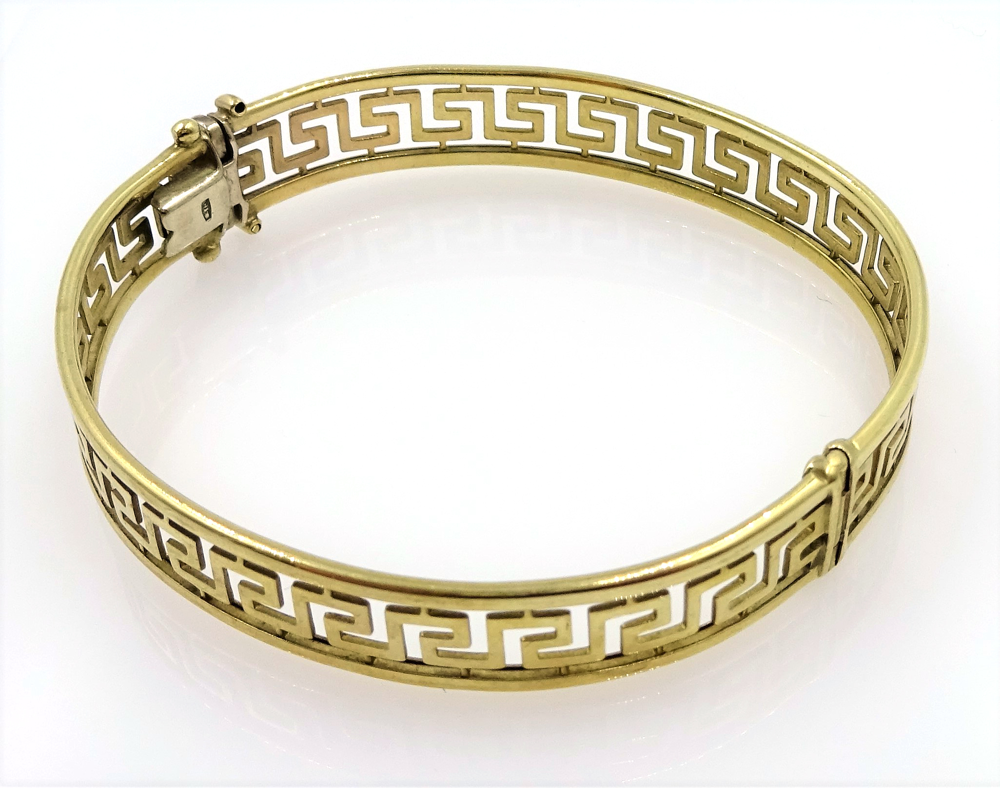 9ct gold Greek key design hinged bangle hallmarked approx 15. - Image 2 of 5