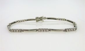9ct white gold cubic zirconia bracelet hallmarked Condition Report Approx 5.