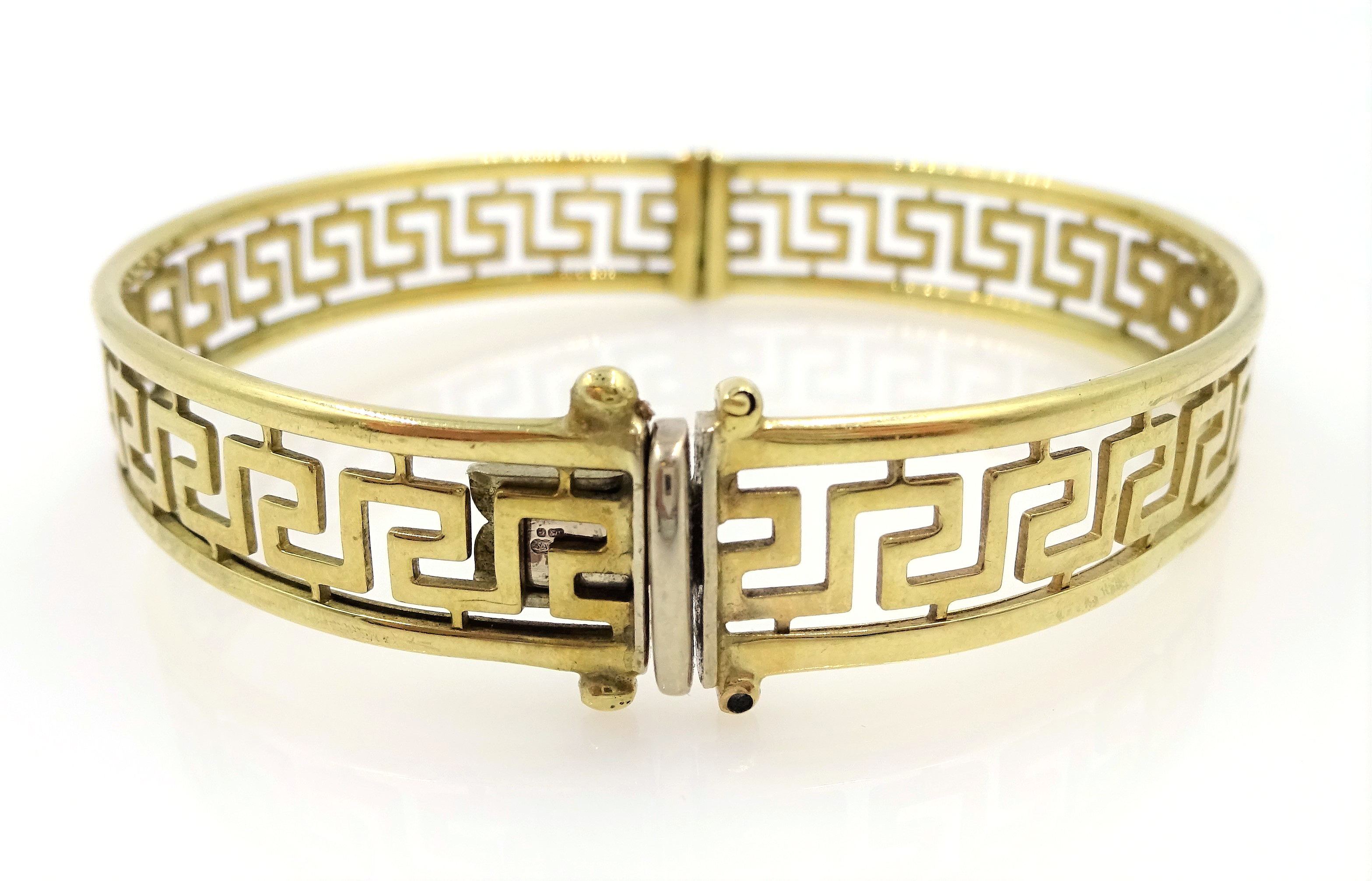 9ct gold Greek key design hinged bangle hallmarked approx 15. - Image 4 of 5