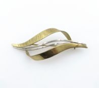 Two tone 9ct gold brooch, import marks London 1965 approx 3.