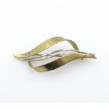 Two tone 9ct gold brooch, import marks London 1965 approx 3.