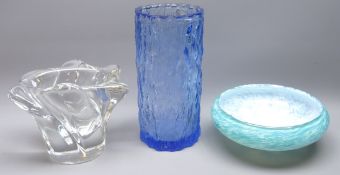 Turquoise pallet mottled glass bowl, probably Monart, Whitefriars style bark textured vase, H20.
