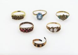 Six stone set gold rings (stones missing) 9ct - 18ct (6) Condition Report 18ct gold