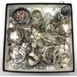 Costume jewellery in one box Condition Report <a href='//www.davidduggleby.