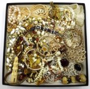 Box of costume jewellery Condition Report <a href='//www.davidduggleby.