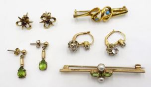 Peridot and pearl gold bar brooch, pair of peridot pendant ear-rings hallmarked 9ct,