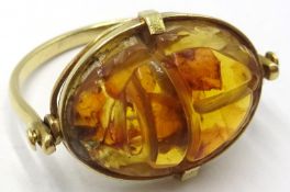 18ct gold (tested), amber scarab beetle swivel ring Condition Report Approx 3.
