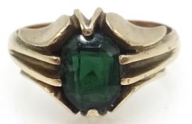 9ct gold (tested) green tourmaline ring Condition Report Approx 5.