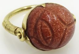 18ct gold (tested), gold stone scarab beetle swivel ring Condition Report Approx 7.