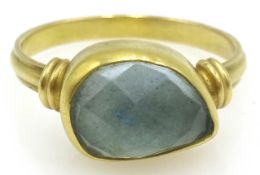 18ct gold aquamarine ring stamped 750 Condition Report Approx 3.