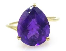 9ct gold pear shaped amethyst ring hallmarked Condition Report Approx 2.