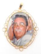Gold double photo pendant 9ct, approx 9.