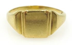 Middle Eastern 18k gold signet ring approx 4.