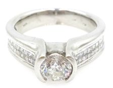 White gold diamond ring with diamond shoulders, central diamond 0.