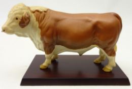 Beswick matt Hereford bull, on stand, L21cm Condition Report <a href='//www.