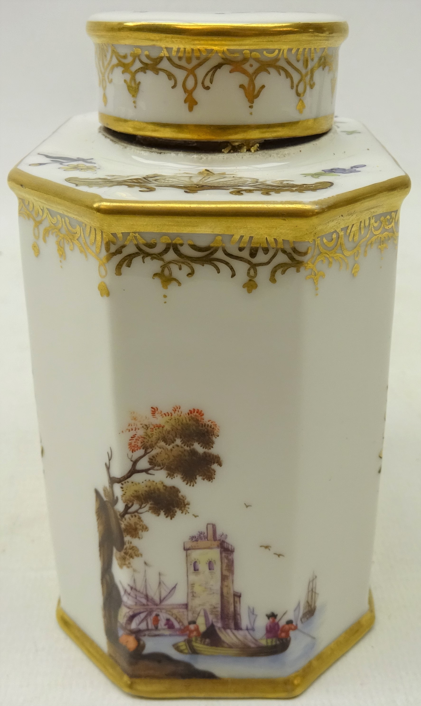 20th century Continental porcelain tea canister decorated with painted two vignettes of a couple in - Image 4 of 5