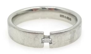 Platinum band set with baguette diamond hallmarked Condition Report Approx 12.