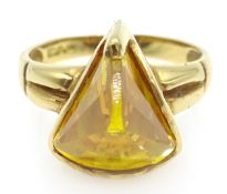 18ct gold ring set with yellow cornelian stamped 750 Condition Report size K 5.