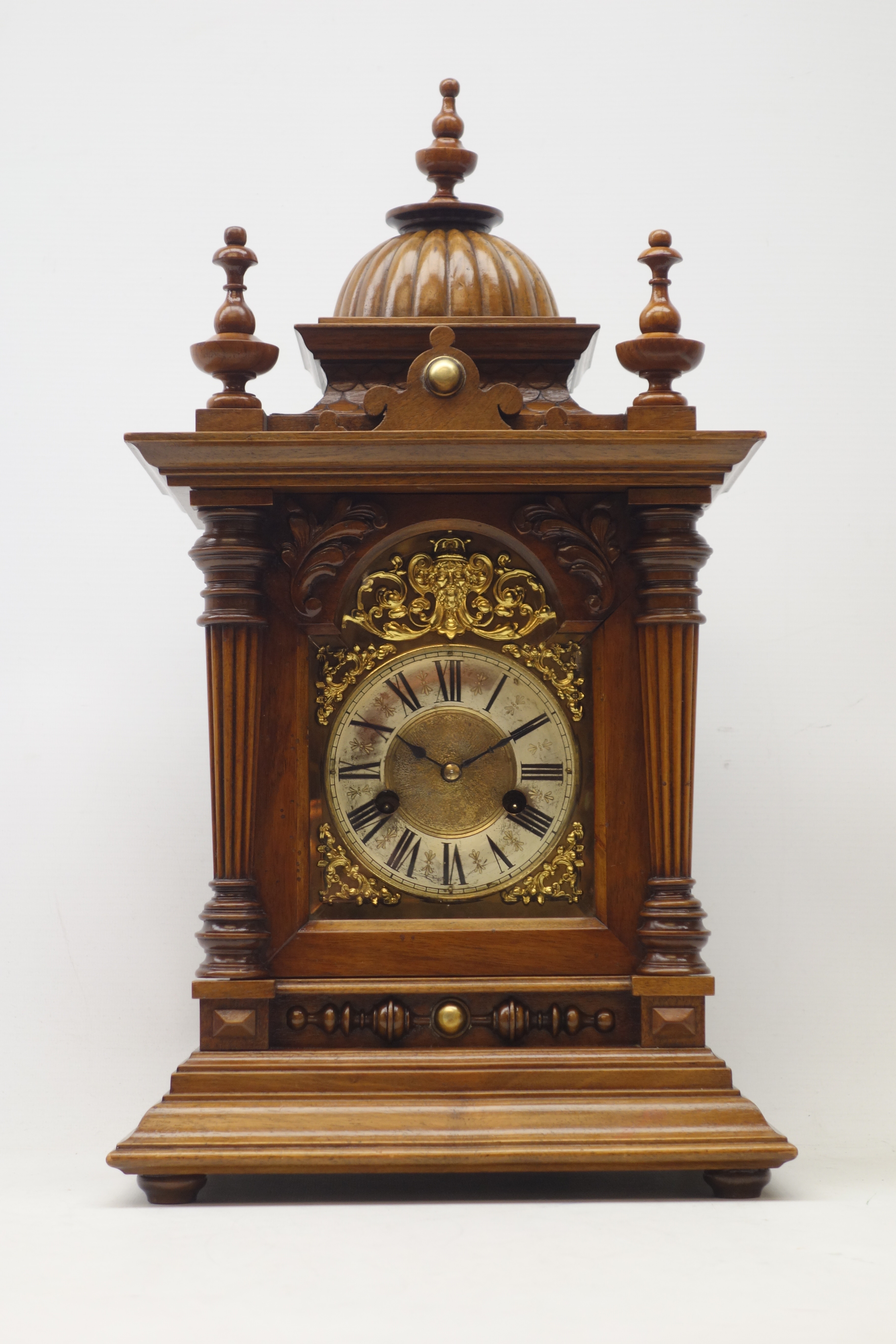 Early 20th century walnut mantel clock, architectural case, gadroon dome top with turned finials, - Bild 2 aus 3