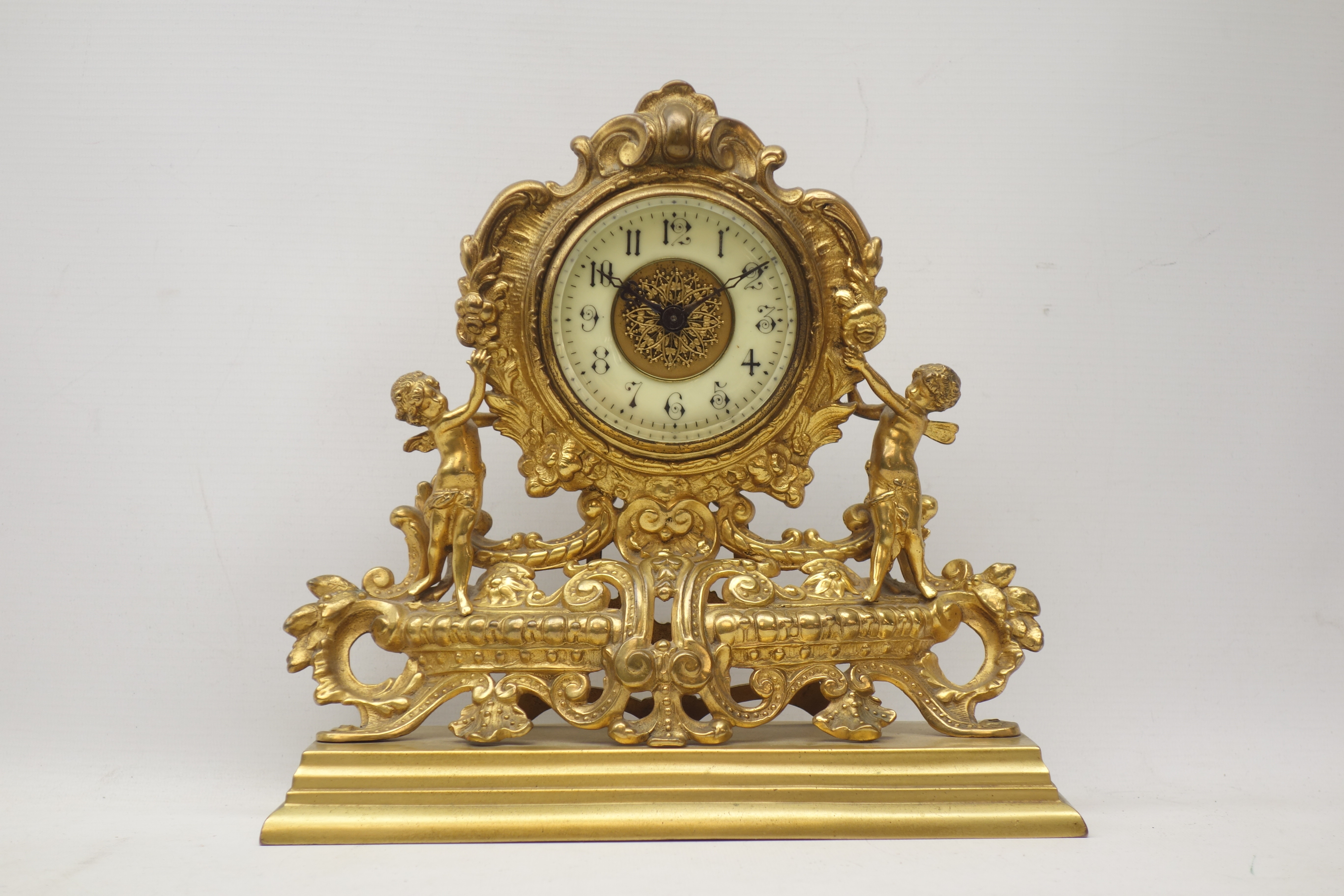 Late 19th century gilt metal mantel clock, ornate cartouche shaped with putto figures, - Bild 2 aus 2