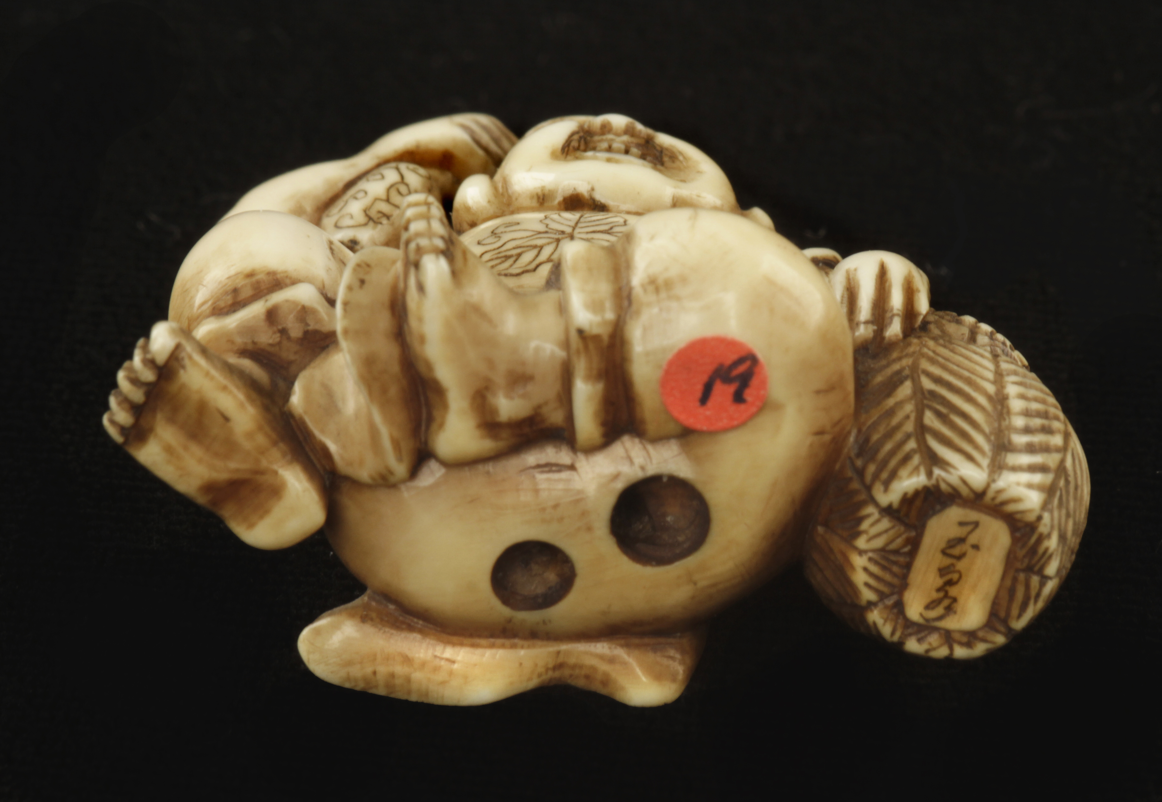 An ivory netsuke Meiji period 1 3/4"h. - Image 5 of 5