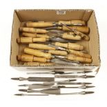 18 carving tools and nine unhandled tools G++