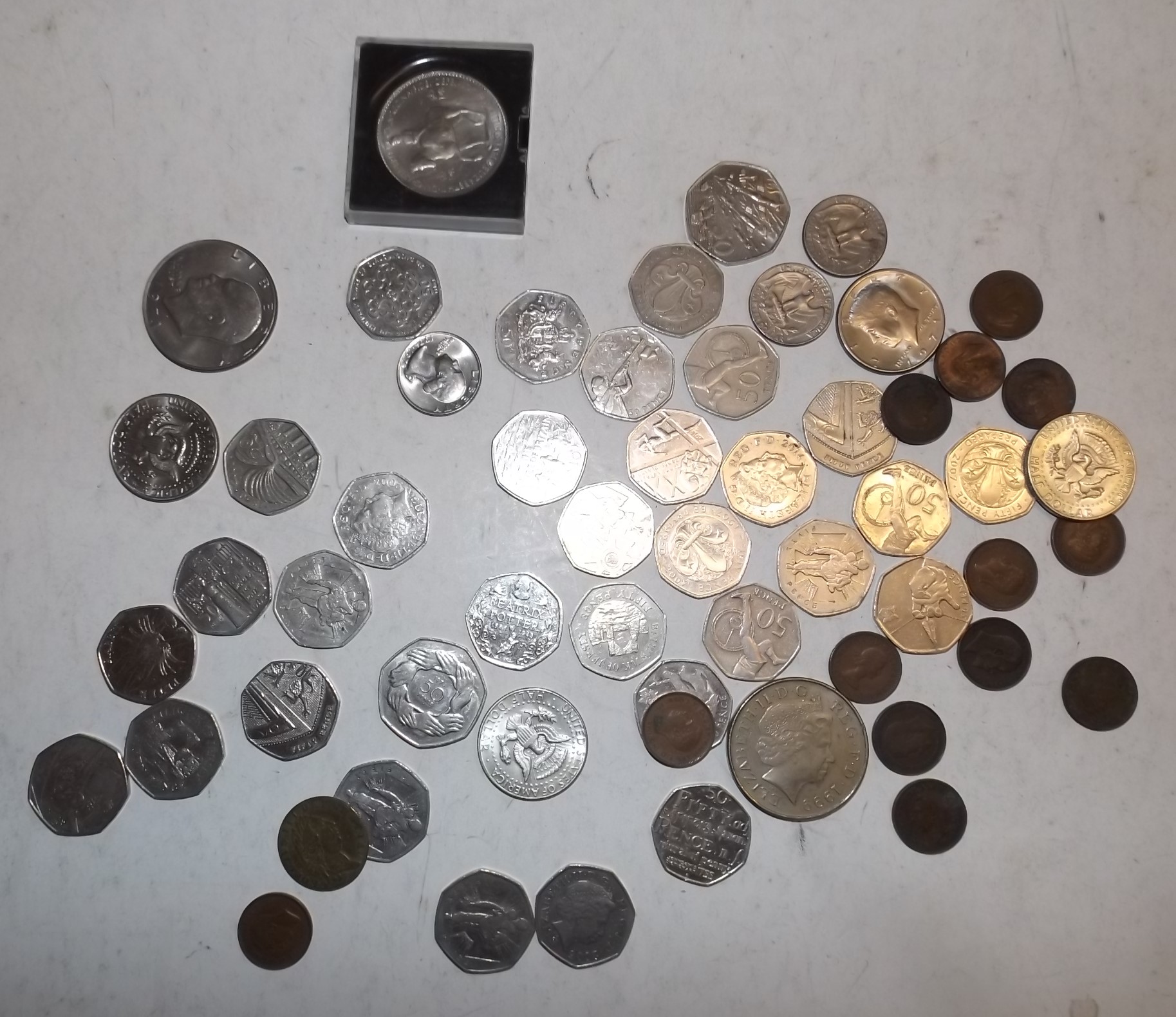 A quantity of 50p coins with various designs (no Kew Garden) etc.