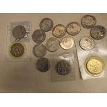 Fifteen modern G.B. £5 coins.
