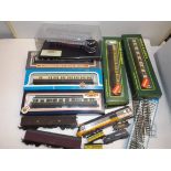 Boxed 00 gauge carriages etc.