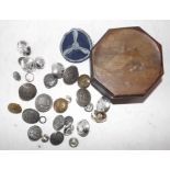 A quantity of military buttons etc.