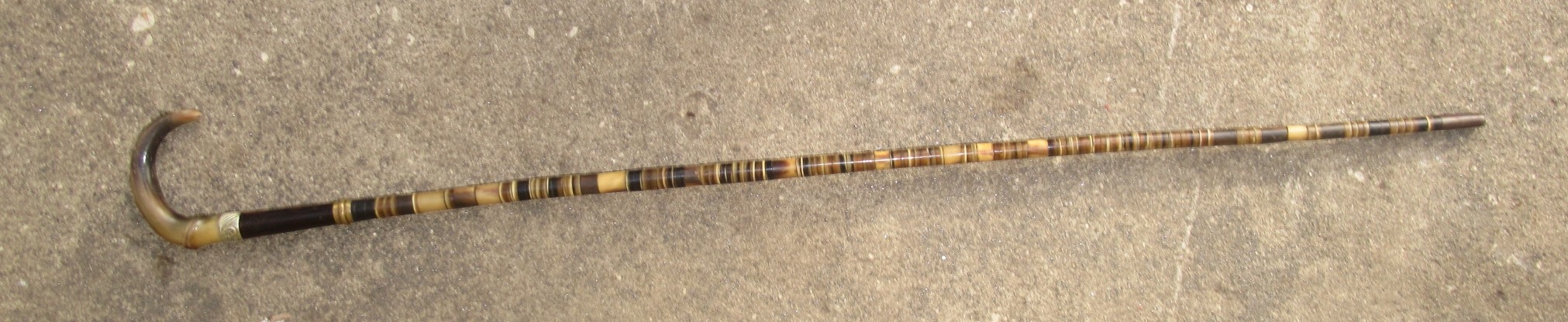 A horn walking stick, height 92cm.