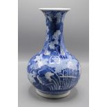 A Chinese porcelain blue and white vase, 18th/19th century,