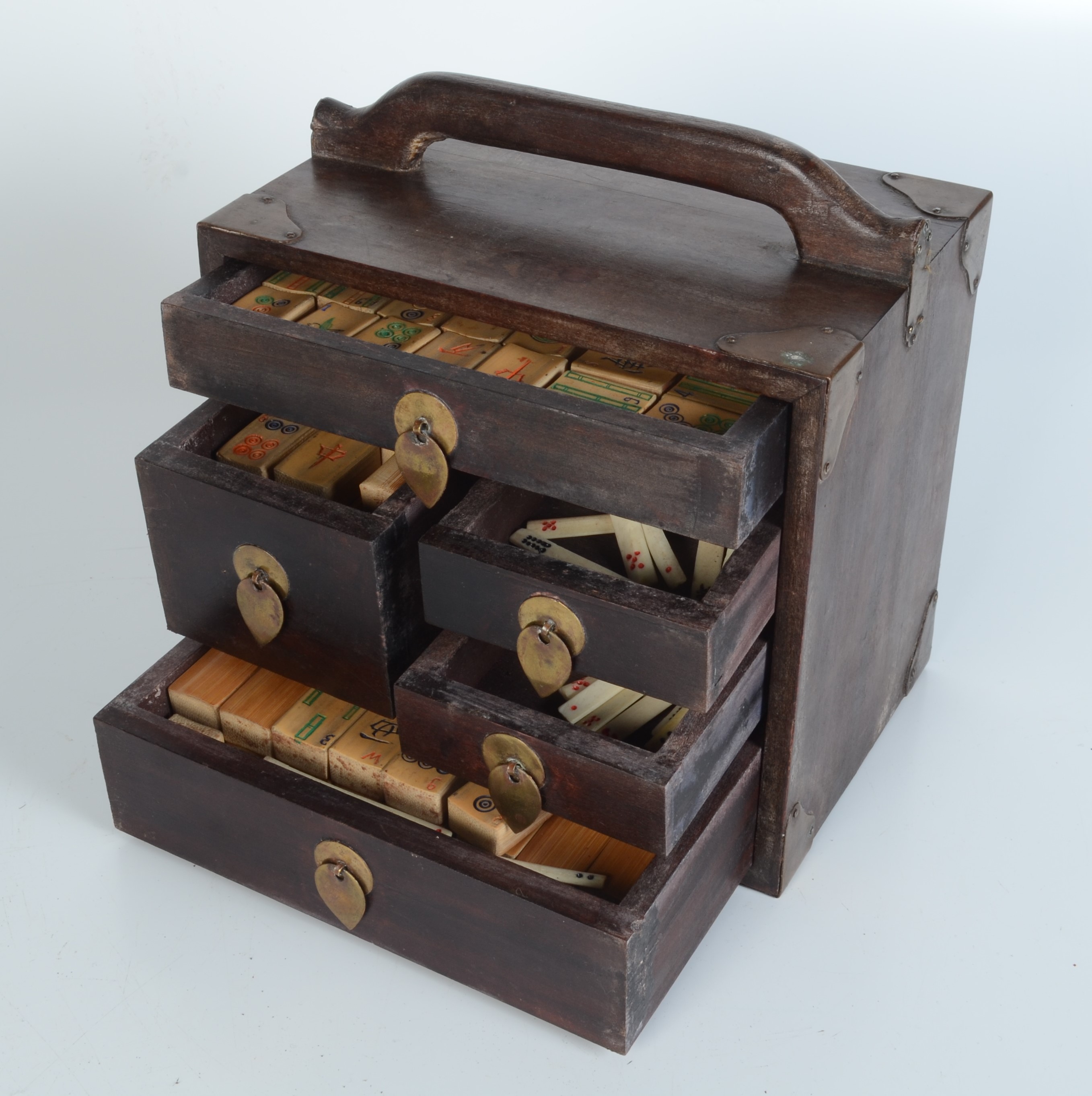 A Chinese mahjong set, early 20th century, in a wooden case with carrying handle, - Bild 3 aus 4